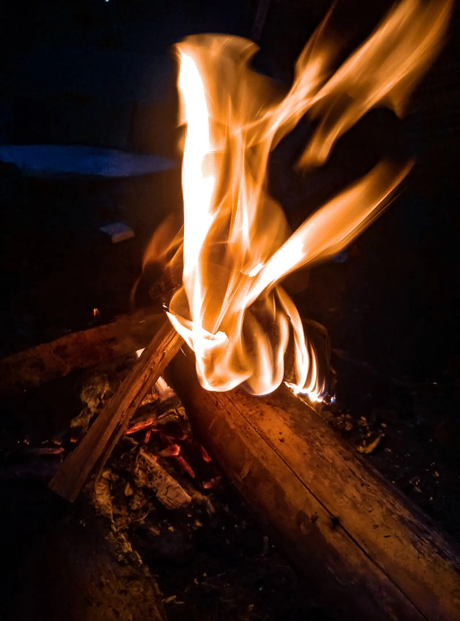 Le feu de bois, seule source de cuisson de la maison.