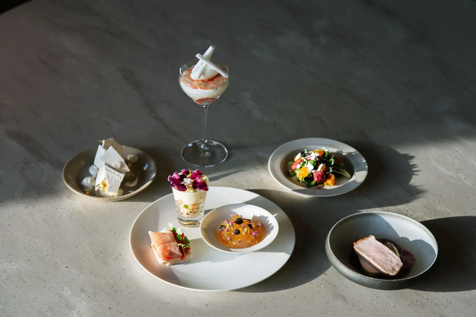Quelques assiettes du service, dressées sur la pierre.